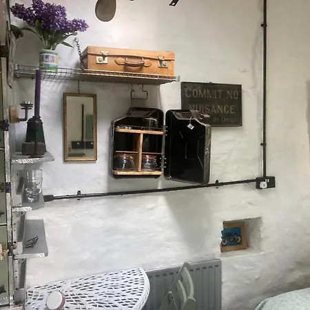 Tizzers Wash House Apartment Dent