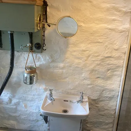 Tizzers Wash House *