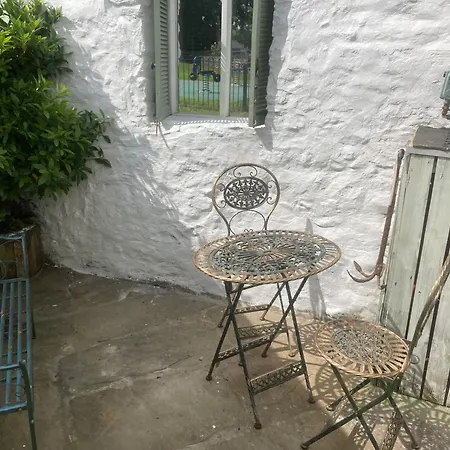 Tizzers Wash House Apartment Dent